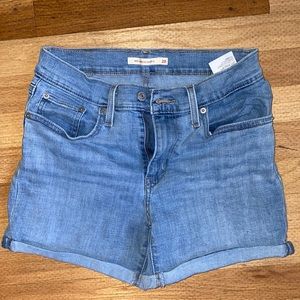Like new Levi’s mid length jean shorts